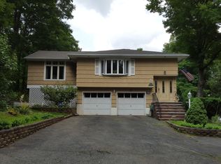 5 Davenport Rd, Oak Ridge, NJ 07438