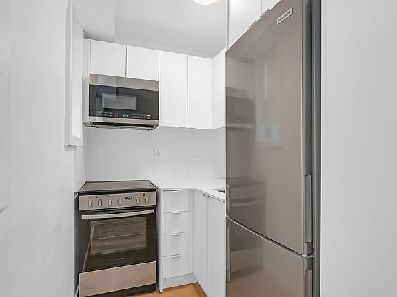 2nd image of 26 Balmoral Ave #50094B-105