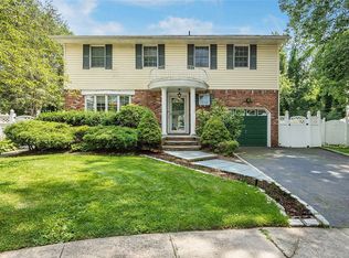 6 Stuart Ct, Huntington Station, NY 11746