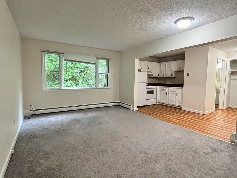 31 Vernon Ave — Photo 2