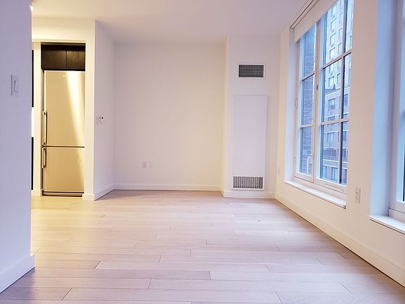 4th image of 535 W 43rd St APT S3f