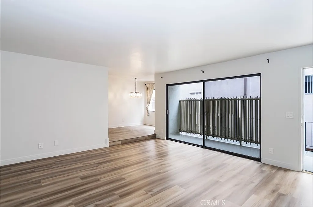 2 bed, 1000 sqft, $4,300 — Photo 3