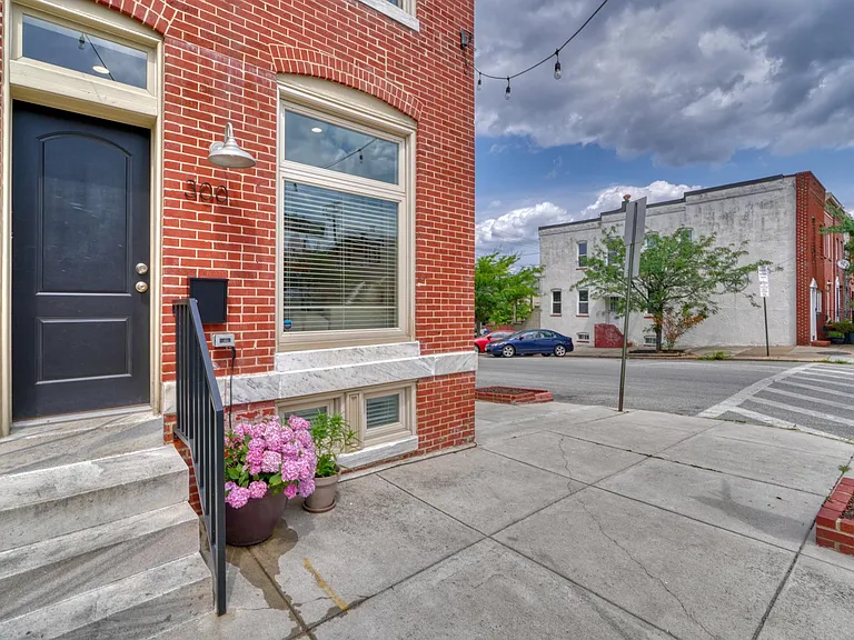 300 S Clinton St — Photo 2
