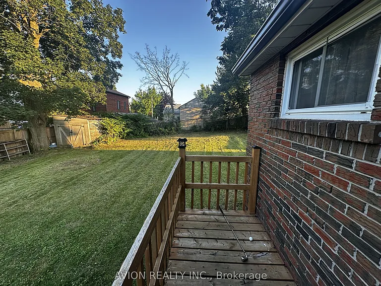 51 Windsor Dr — Photo 2