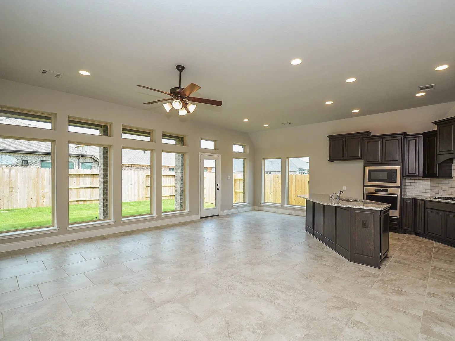 4 bed, 2.5 bath, 2329 sqft, $2,700 — Photo 3