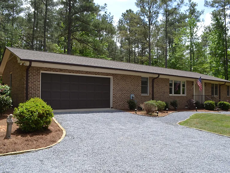 861 Hawthorne Dr — Photo 2