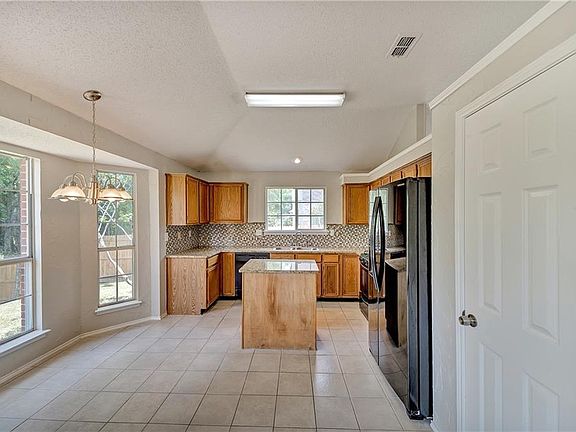 3rd image of 1049 Twin Creek Dr