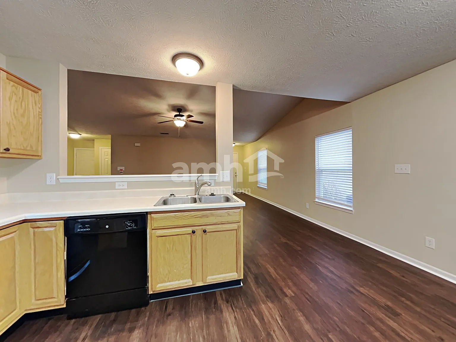 3 bed, 2.0 bath, 1446 sqft, $1,925 — Photo 4