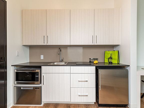5th image of 7 S Linn St Unit 604