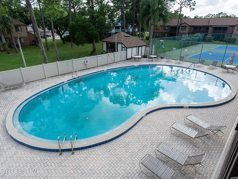 605 Saint Albans Ct #18H — Photo 4
