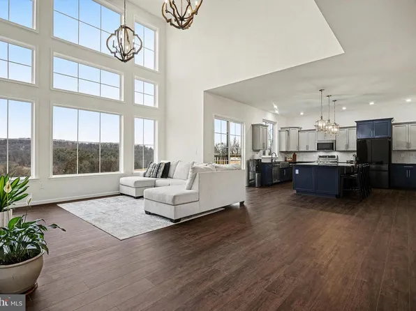 802 Blake Dr, York, PA 17402