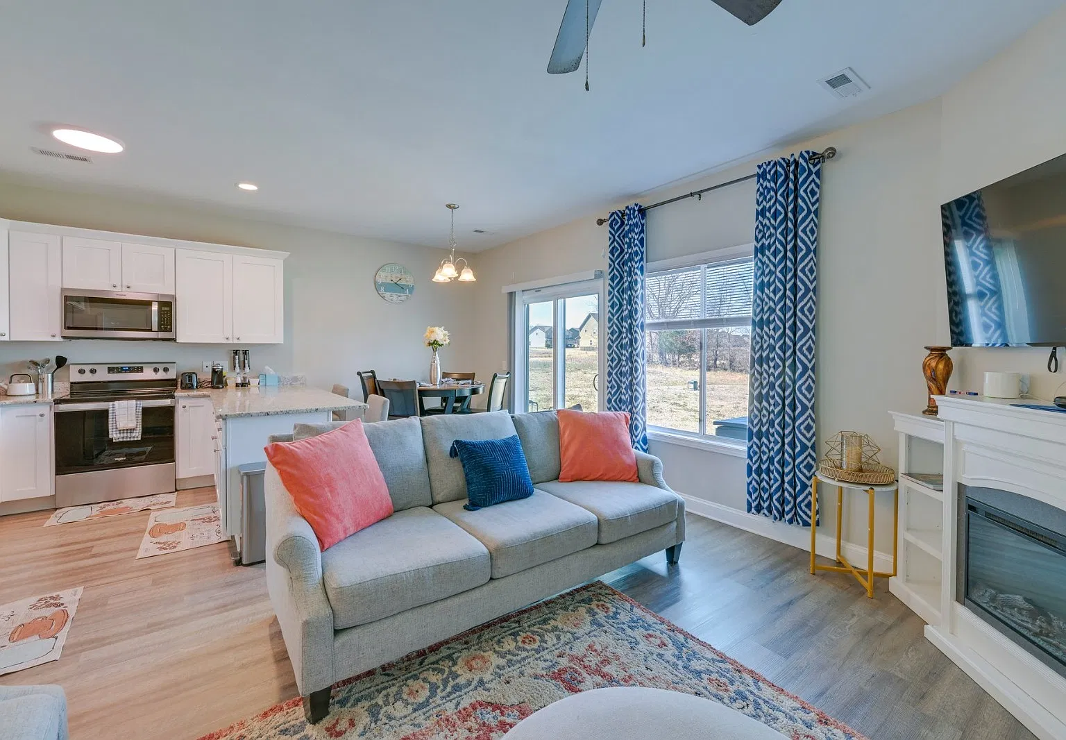 3 bed, 2.5 bath, 1320 sqft, $2,100 — Photo 2
