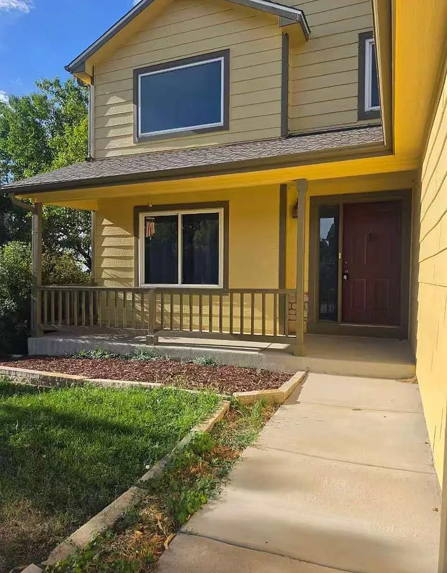 5 bed, 3.5 bath, 3000 sqft, $3,300 — Photo 2