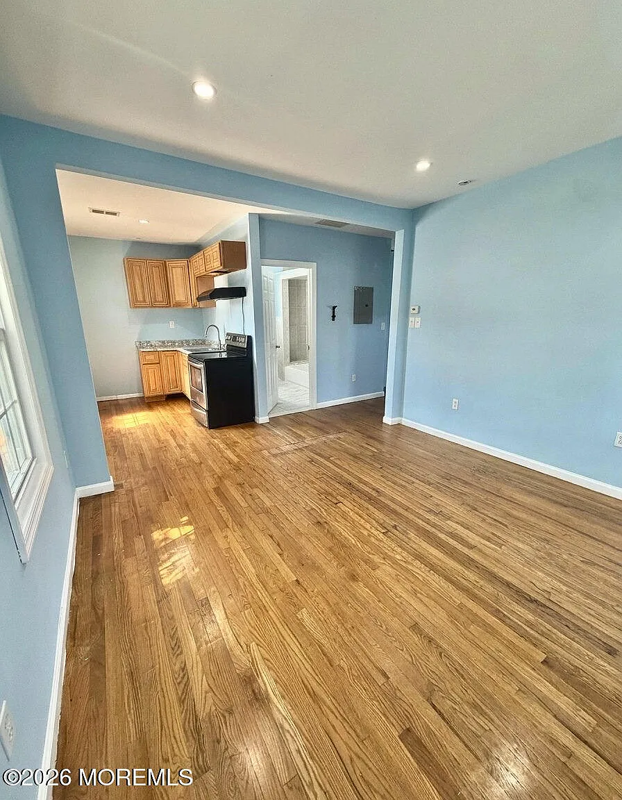 4 bed, 2214 sqft, $3,200 — Photo 2