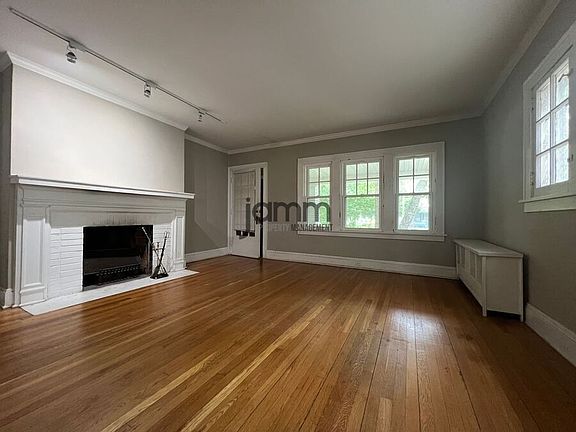 4th image of 3079 Meadowbrook Blvd