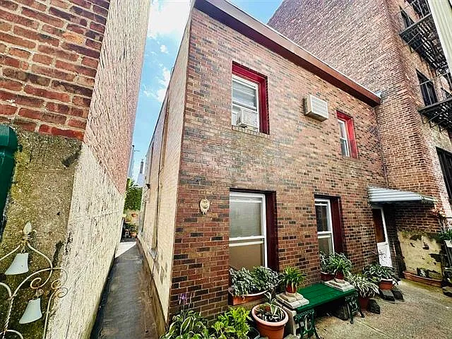 2 bed, 1.0 bath, $2,200 — Photo 3