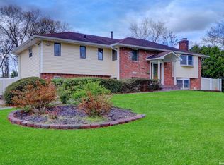 17 Pashen Pl, Dix Hills, NY 11746