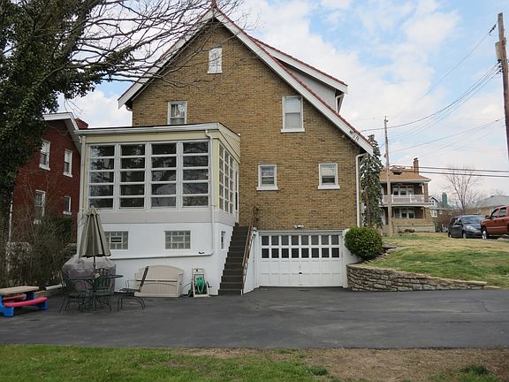 rear view or sunroom and garage
