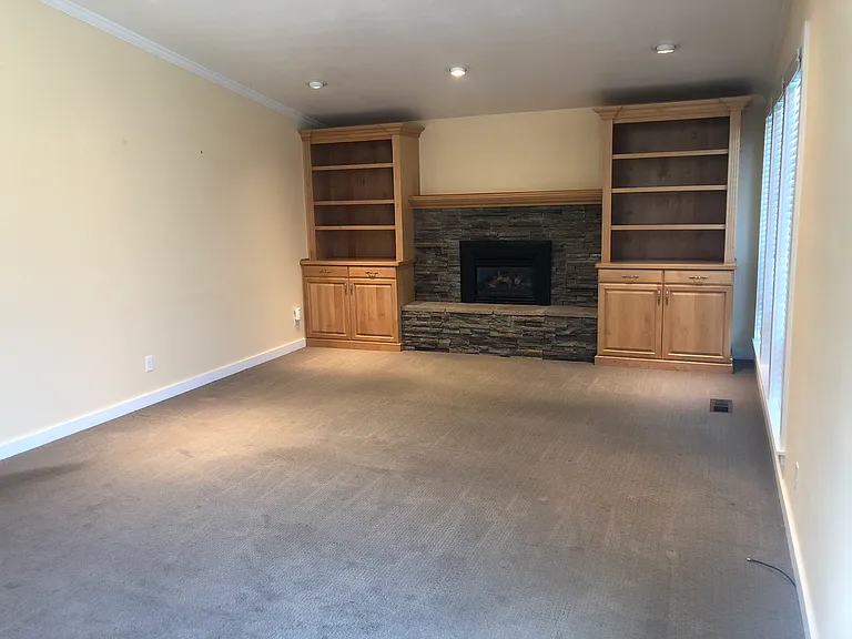 420 NW Dack Ct — Photo 2