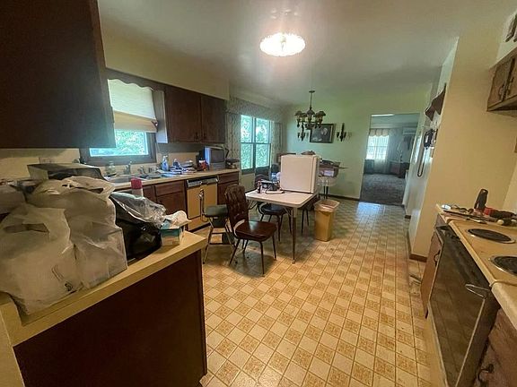 4th image of 136 5th Ave E