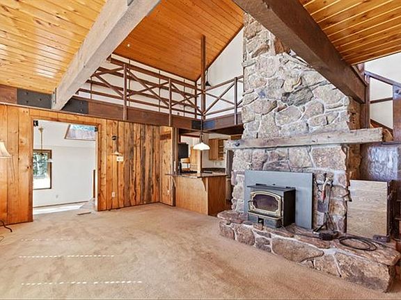 Great Rm, WB Fireplace w/Insert, Vaulted