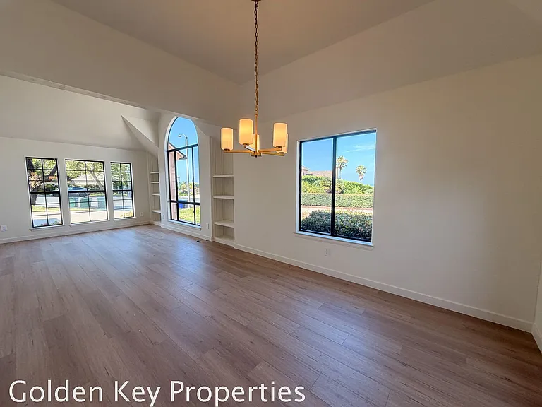 2230 Sara Way — Photo 4