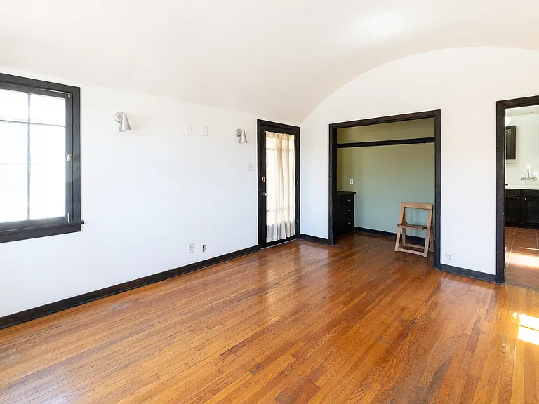 836 Silverlake Blvd — Photo 5