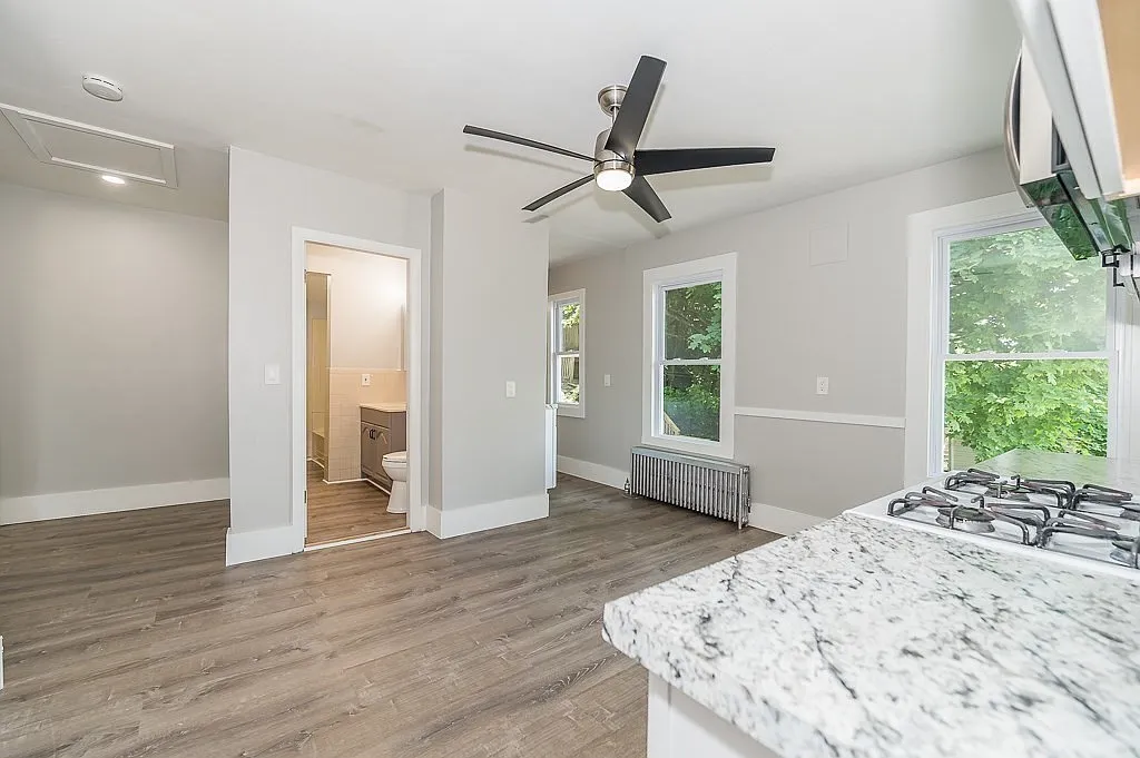 3 bed, 2500 sqft, $2,400 — Photo 4
