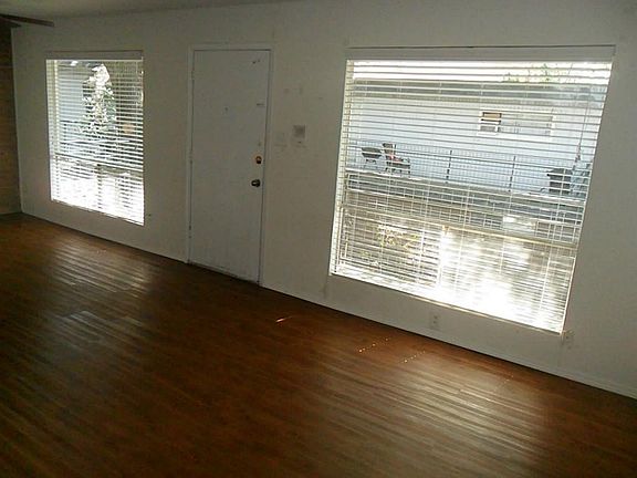 3rd image of 918 Heights Blvd APT 14