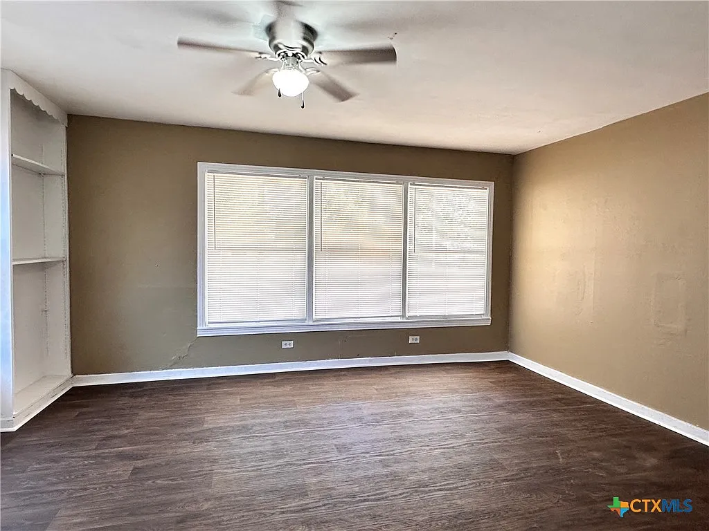 5 bed, 3.0 bath, 5261 sqft, $2,200 — Photo 4