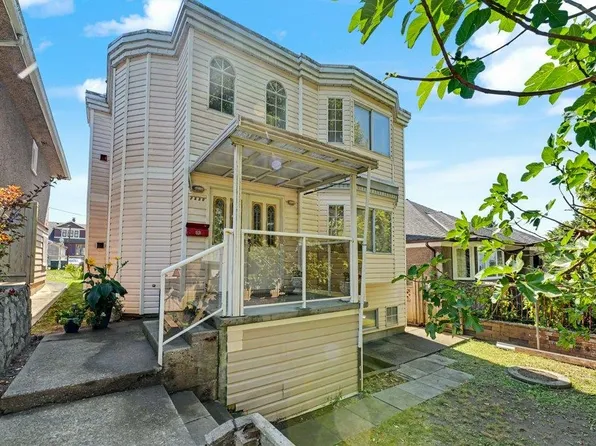 3630 Cambridge St, Vancouver, BC V5K 1M6