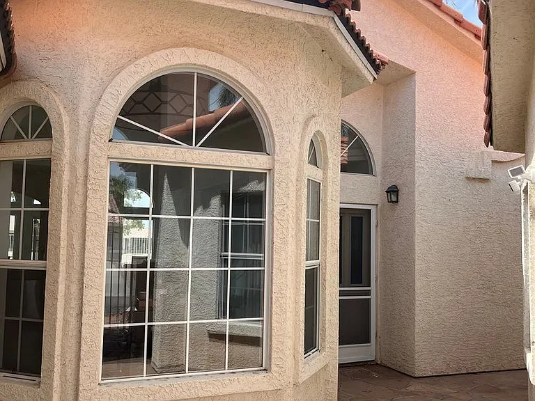 2056 E Desert Lakes Dr — Photo 2