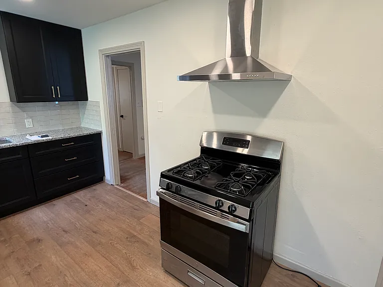 1043 Shadwell Dr — Photo 4