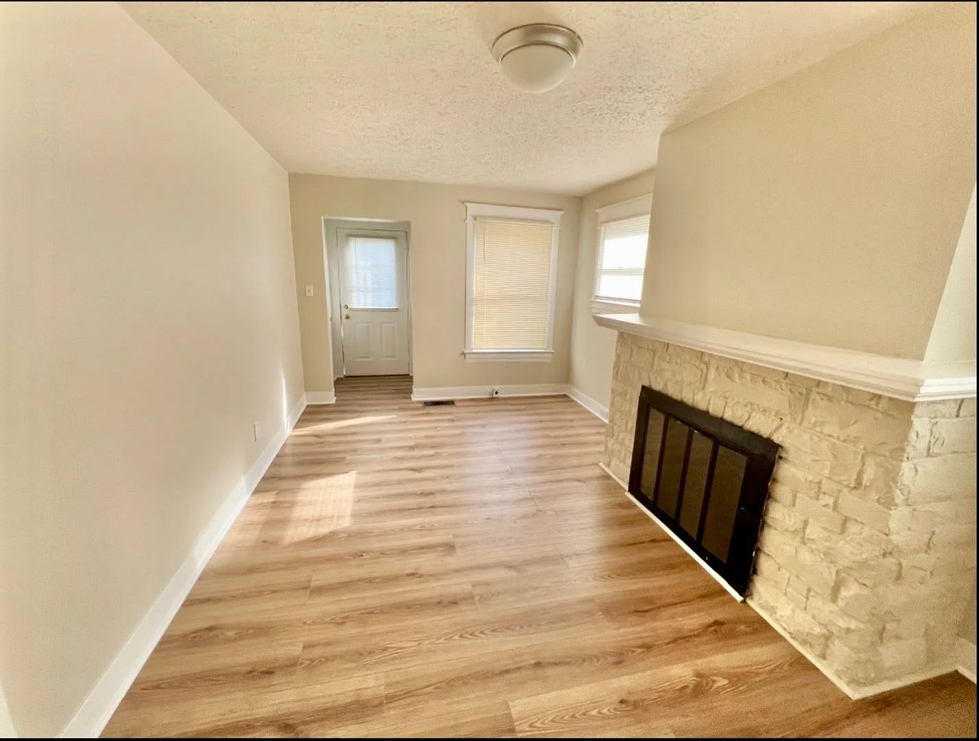 3911 Larkwood Avenue - 2 Bedroom House in Portland, Driveway, Basement, Pets OKAY! — Photo 2