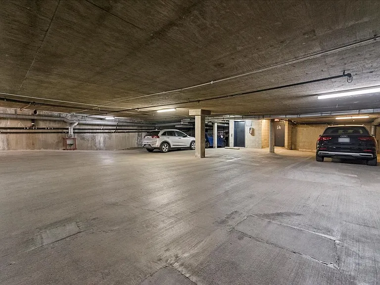 135 N Doheny Dr #202 — Photo 18