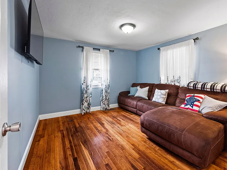 Algonquin Dr — Photo 17