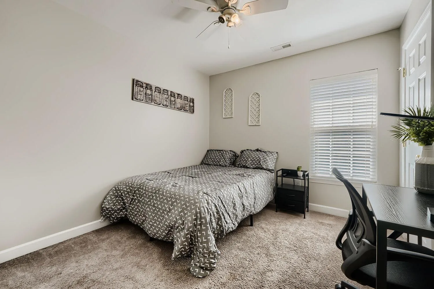 4 bed, 4.0 bath, 3193 sqft, $936 — Photo 1