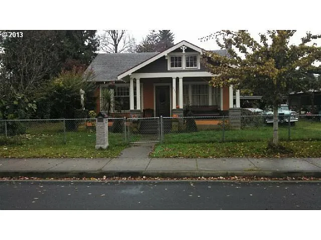 251 NW Bailey Ave photo 1