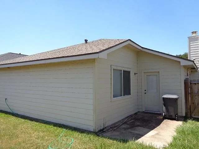 3 bed, 2.0 bath, 1584 sqft, $1,830 — Photo 3
