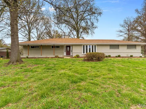 26 Castle Dr, Florissant, MO 63034