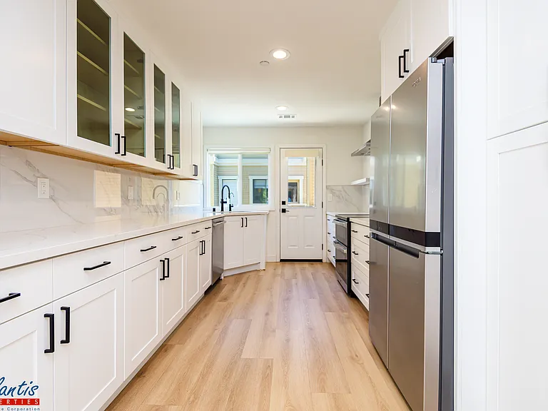 990 La Mesa Ter #F — Photo 4