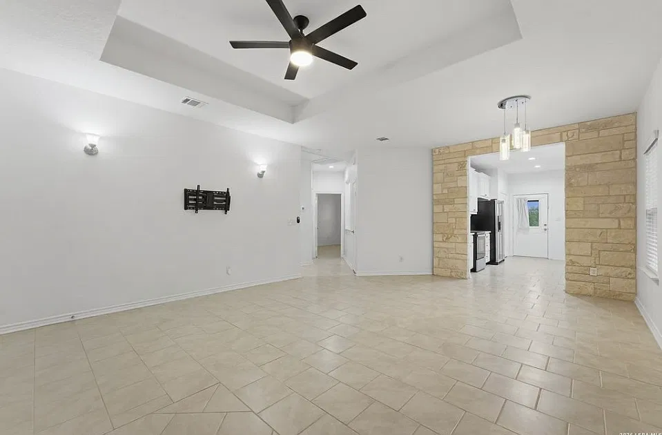 3 bed, 1336 sqft, $1,800 — Photo 2