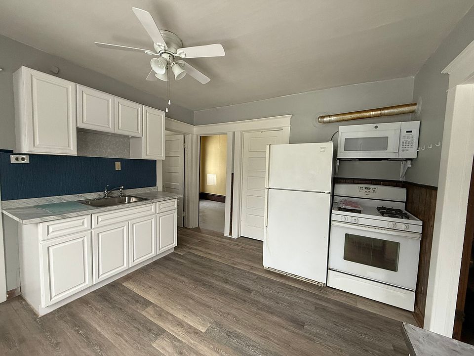 Well appointed and newly updated kitchen. New microwave.