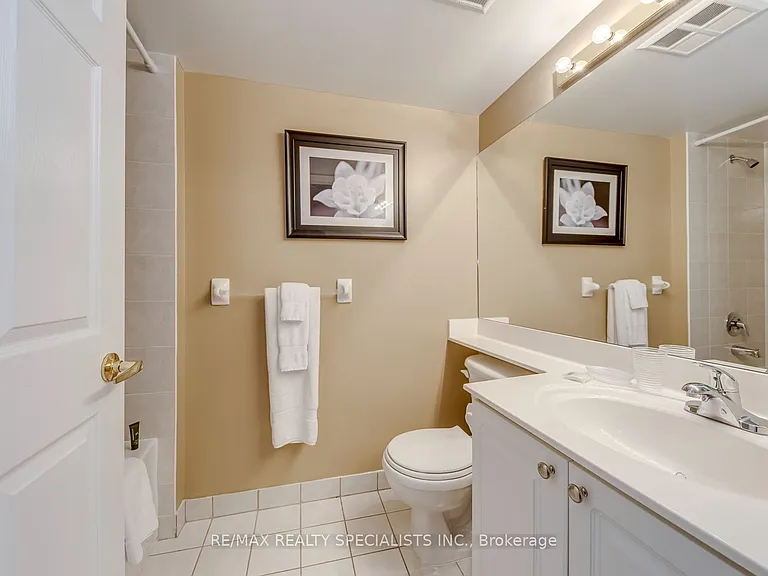25 Kingsbridge Garden Cir W #924 — Photo 43