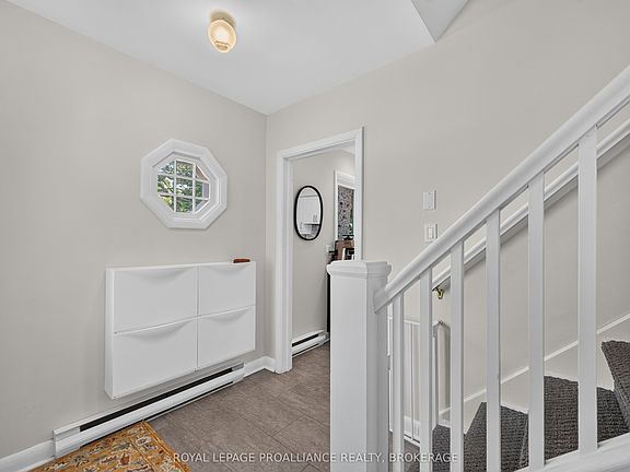 4th image of 288 Yonge St