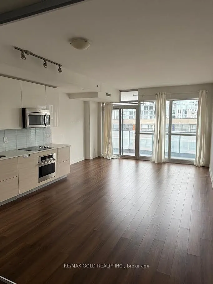 Building Photo - 210 Simcoe St #904