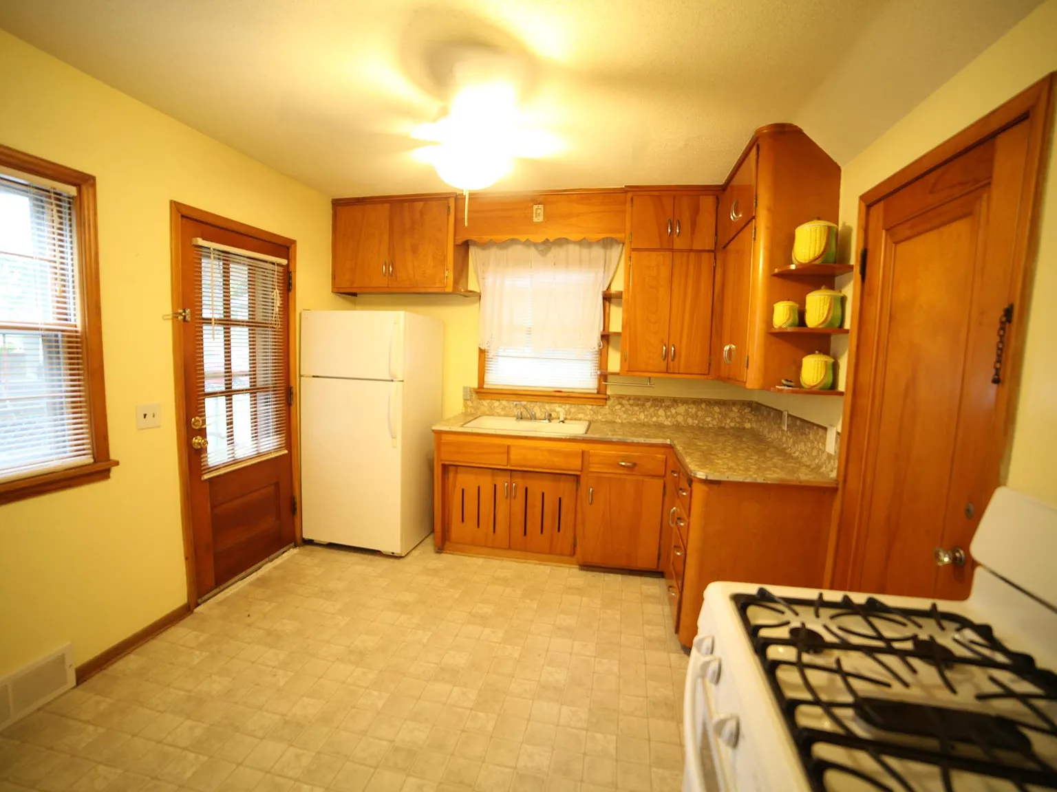 1023 Marie Ave — Photo 4