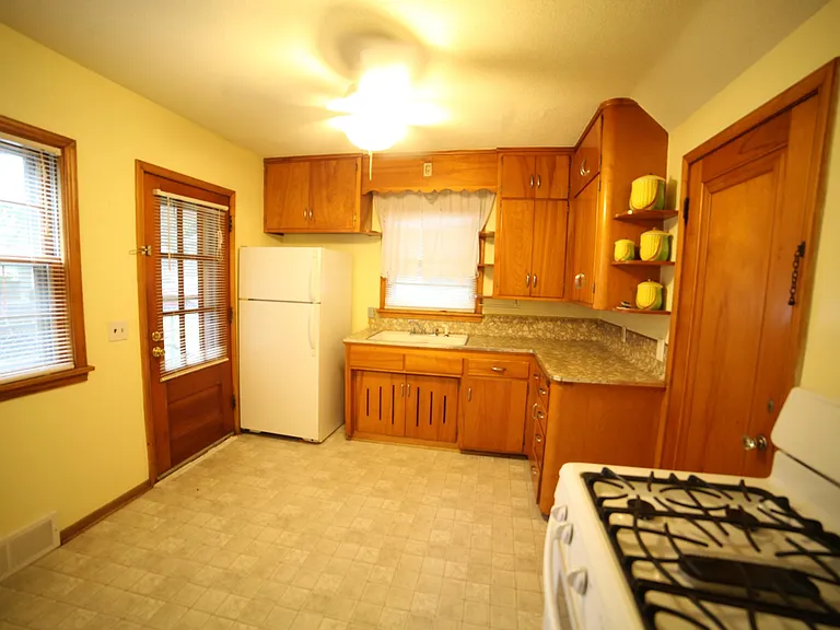 1023 Marie Ave — Photo 4