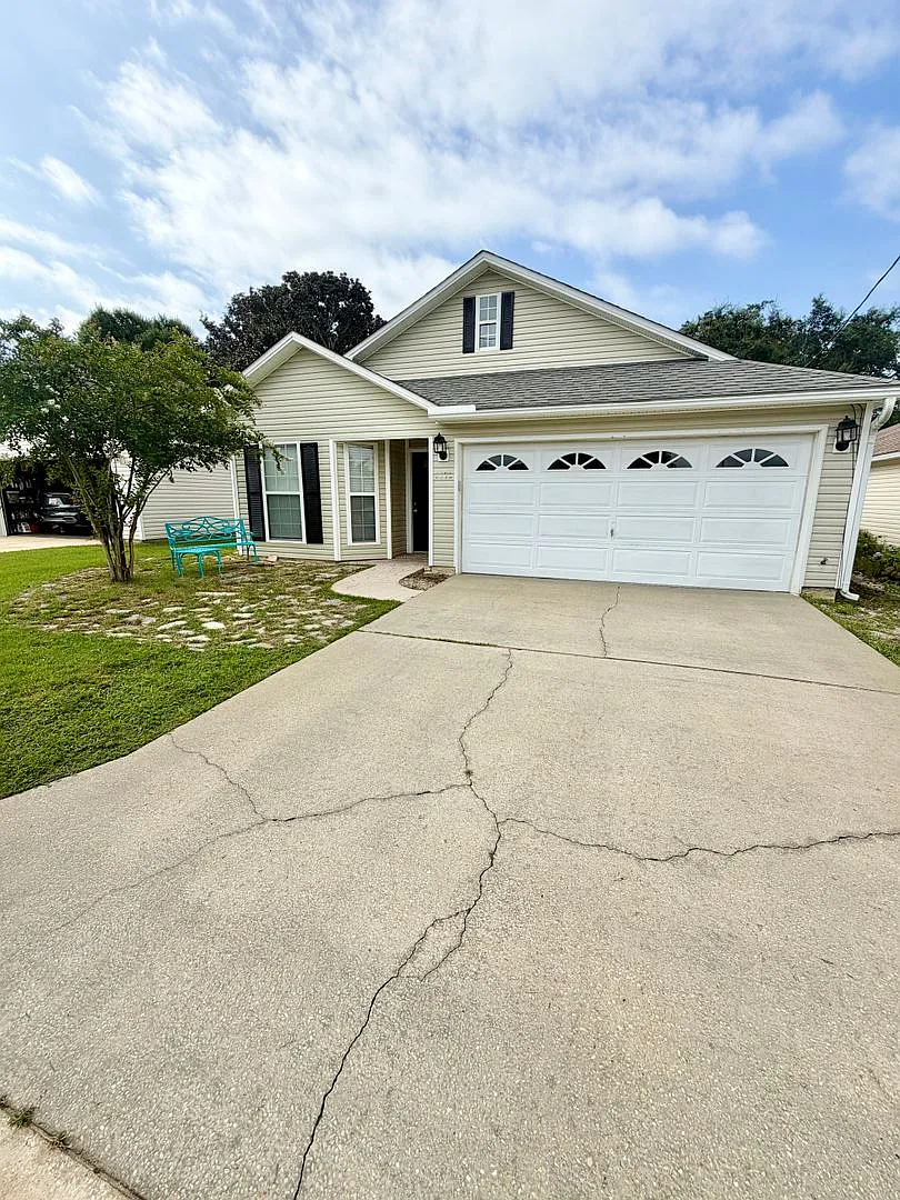 Nice 3 Bedroom Home For Rent - Includes Yard Service! — Photo 3