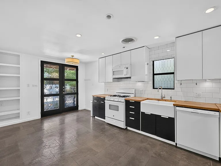 1703 Wethersfield Rd — Photo 1